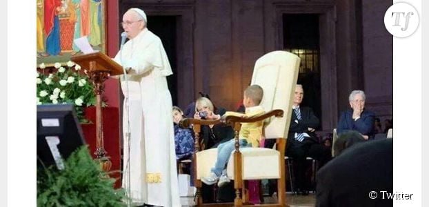 Pape François : un enfant s'assoit dans son fauteuil pendant un discours – vidéo