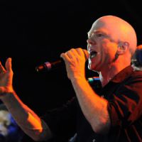 Jimmy Somerville en duo surprenant dans les rues de Berlin