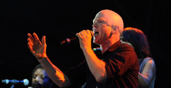 Jimmy Somerville en duo surprenant dans les rues de Berlin