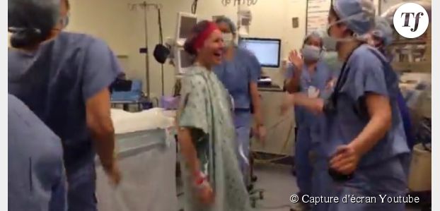 Une femme danse dans la salle d'opération avant de subir une double mastectomie