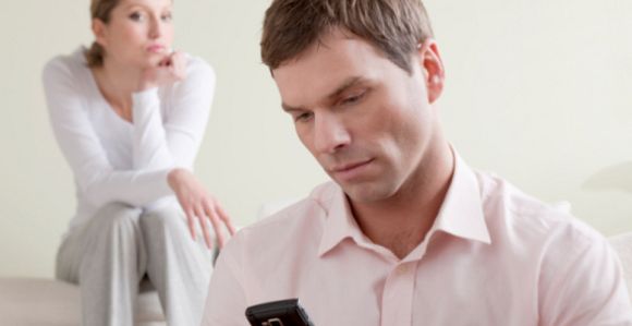 45% des infidèles se sentaient abandonnés au profit... du smartphone de leur partenaire