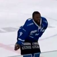 Norvège : un hockeyeur offre la meilleure danse de la victoire à son public- vidéo