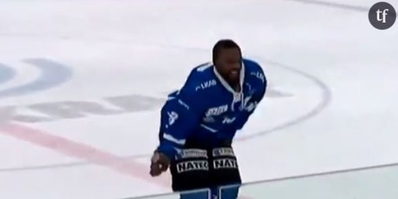 Norvège : un hockeyeur offre la meilleure danse de la victoire à son public- vidéo