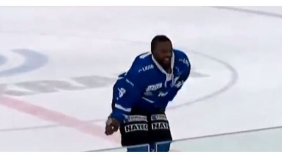 Norvège : un hockeyeur offre la meilleure danse de la victoire à son public- vidéo