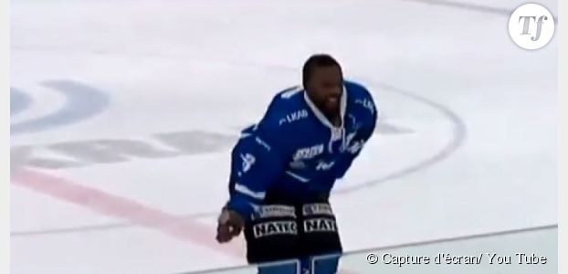 Norvège : un hockeyeur offre la meilleure danse de la victoire à son public- vidéo