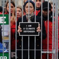 Greenpeace: Marion Cotillard, derrière les barreaux pour soutenir 30 militants