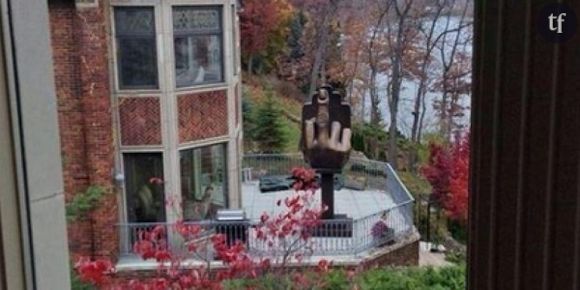 Après une rupture douloureuse, il fait construire une statue en forme de doigt d'honneur