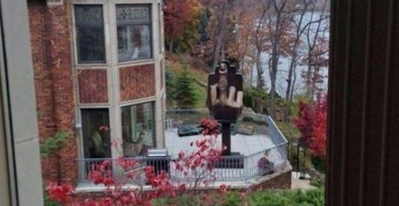 Après une rupture douloureuse, il fait construire une statue en forme de doigt d'honneur