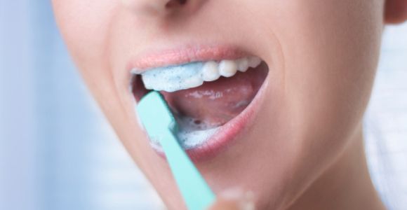 Hygiène dentaire : deux brossages valent mieux que trois