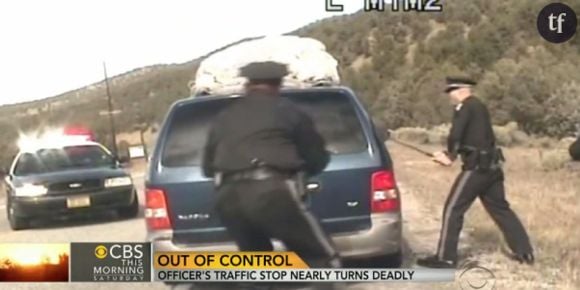 Un policier met en joue une femme et ses 5 enfants et choque l'Amérique - vidéo