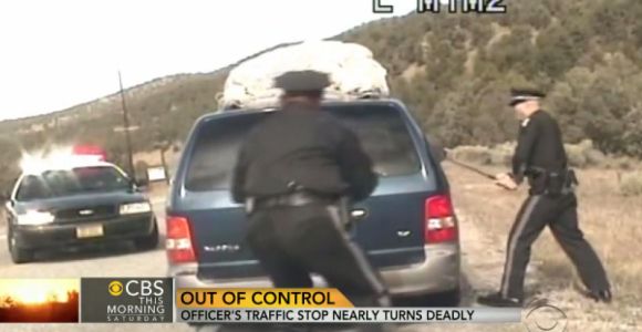 Un policier met en joue une femme et ses 5 enfants et choque l'Amérique - vidéo