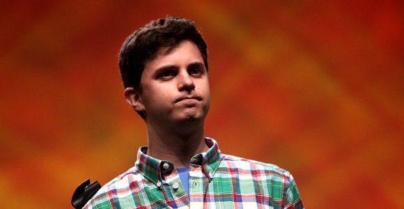 George Watsky : le rappeur se jette dans la foule et blesse deux spectateurs - vidéo 