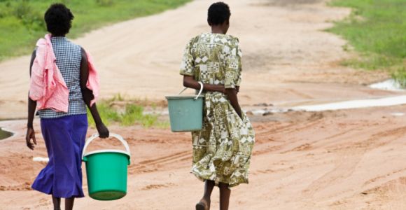 Le "repassage des seins", supplice pour les adolescentes camerounaises