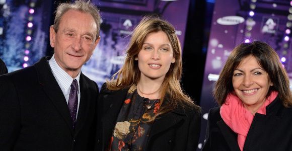 Noël 2013 : Laetitia Casta a illuminé les Champs-Élysées - vidéo