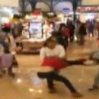 Black Friday : bagarre au Taser dans un centre commercial - vidéo