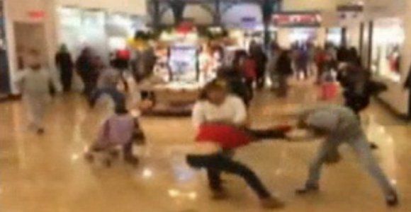 Black Friday : bagarre au Taser dans un centre commercial - vidéo