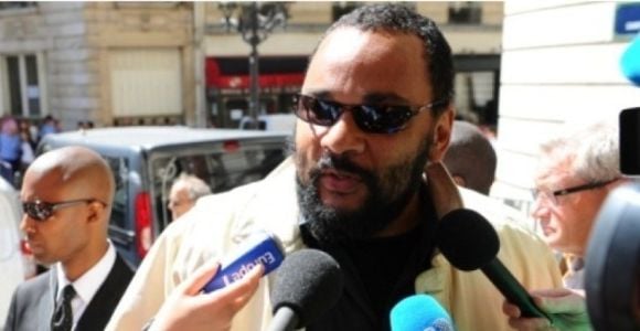 Dieudonné : sa compagne dépose la marque « quenelle »