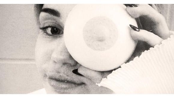 Miley Cyrus exhibe un sein sur Twitter