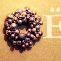 Comment fabriquer une couronne avec des boules de Noël ? – DIY