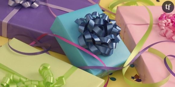 Noël 2013 : comment faire ses emballages papier cadeau vite et facilement - Vidéo