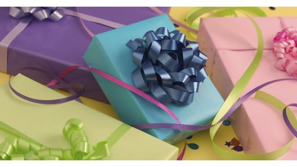 Noël 2013 : comment faire ses emballages papier cadeau vite et facilement - Vidéo 