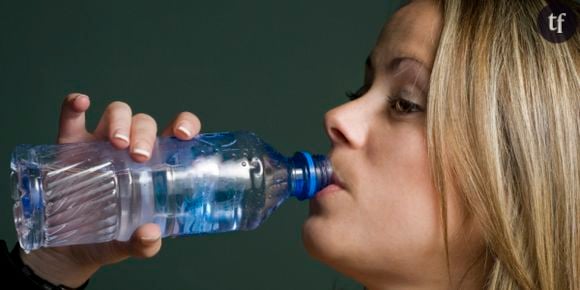 Elle achète et boit une bouteille d'eau contenant le sperme de son épicier