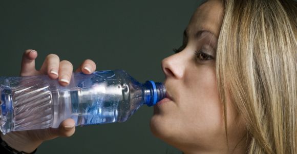 Elle achète et boit une bouteille d'eau contenant le sperme de son épicier