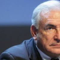 DSK dans la salle d'audience, soutenu par Anne Sinclair