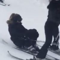 Kim Kardashian fait une chute à ski (vidéo)