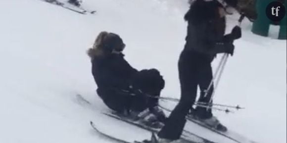 Kim Kardashian fait une chute à ski (vidéo)