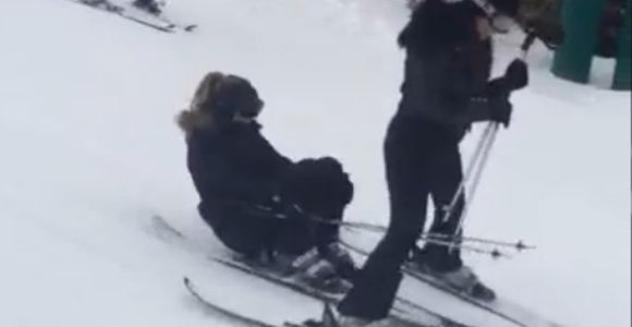 Kim Kardashian fait une chute à ski (vidéo)