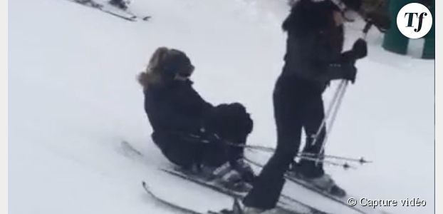 Kim Kardashian fait une chute à ski (vidéo)