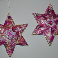 DIY de Noël : réaliser des étoiles en papier peint à accrocher dans la maison