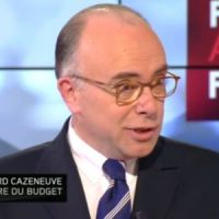 Bernard Cazeneuve appelle Julie Gayet "la compagne" de François Hollande