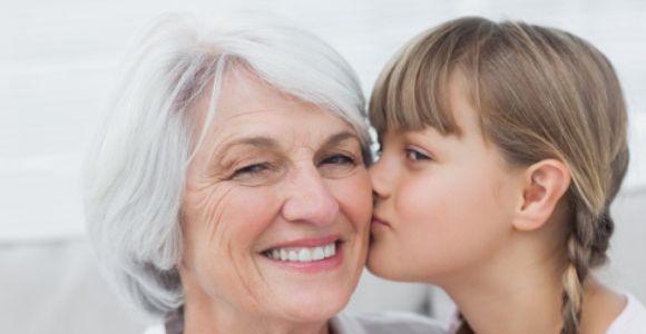 Faut-il forcer les enfants à embrasser leurs grands-parents ?