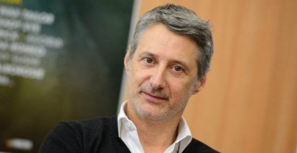 Quand Antoine de Caunes parodie "La Connasse" - vidéo