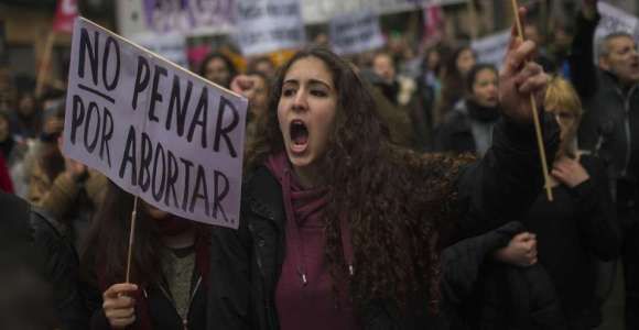 IVG en Espagne : des femmes enregistrent leur corps au registre de la propriété