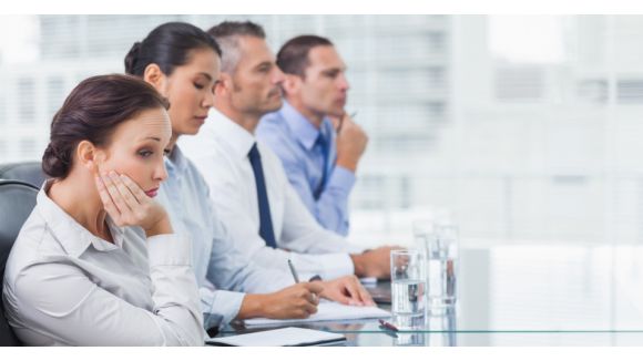 Réunion : les cadres y passent 16 ans de leur carrière, combien ça coûte ?