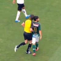 Un arbitre met un coup de tête à Jorge Valdivia pendant un match (vidéo)