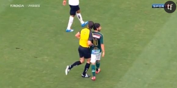 Un arbitre met un coup de tête à Jorge Valdivia pendant un match (vidéo)