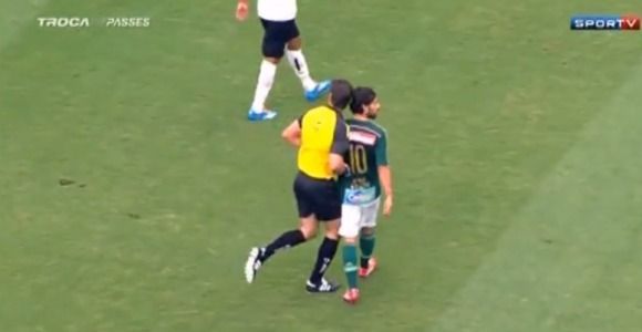 Un arbitre met un coup de tête à Jorge Valdivia pendant un match (vidéo)