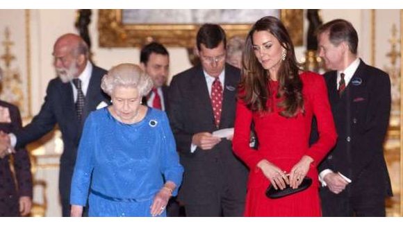 Kate Middleton et Elizabeth II reçoivent des stars de cinéma à Buckingham 