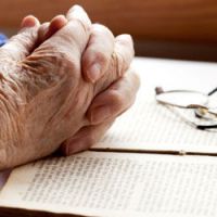 La Brésilienne Isolina Campos apprend à lire et à écrire à 100 ans