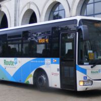 Un enfant vomit dans un bus, le chauffeur l'abandonne au bord de la route