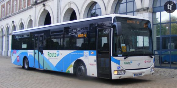 Un enfant vomit dans un bus, le chauffeur l'abandonne au bord de la route