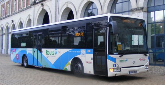 Un enfant vomit dans un bus, le chauffeur l'abandonne au bord de la route