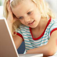 Luc Chatel et e-Enfance signent une convention contre le harcèlement sur Facebook