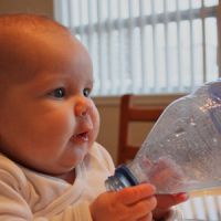 Ces 5 objets que les bébés préfèrent à leurs jouets (alors qu'ils ne devraient pas)