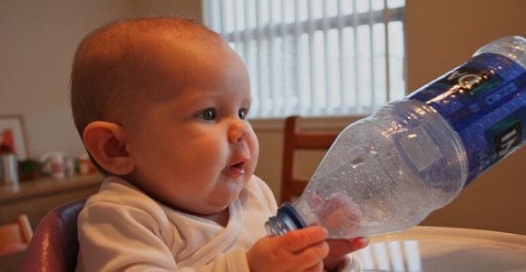 Ces 5 objets que les bébés préfèrent à leurs jouets (alors qu'ils ne devraient pas)