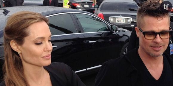 Angelina Jolie touche les fesses de Brad Pitt en public (vidéo)